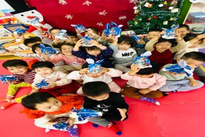 Hoạt động trải nghiệm trang trí cây thông Noel đón Giáng sinh tại lớp 3Tuổi B